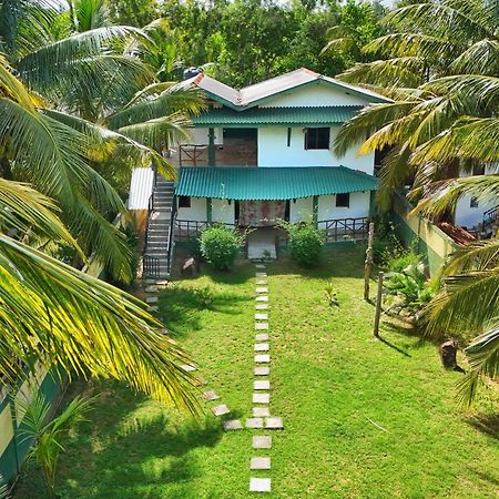 Blue Skies Guest House And Restaurant تانجالي المظهر الخارجي الصورة