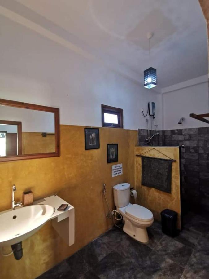 Blue Skies Guest House And Restaurant تانجالي المظهر الخارجي الصورة