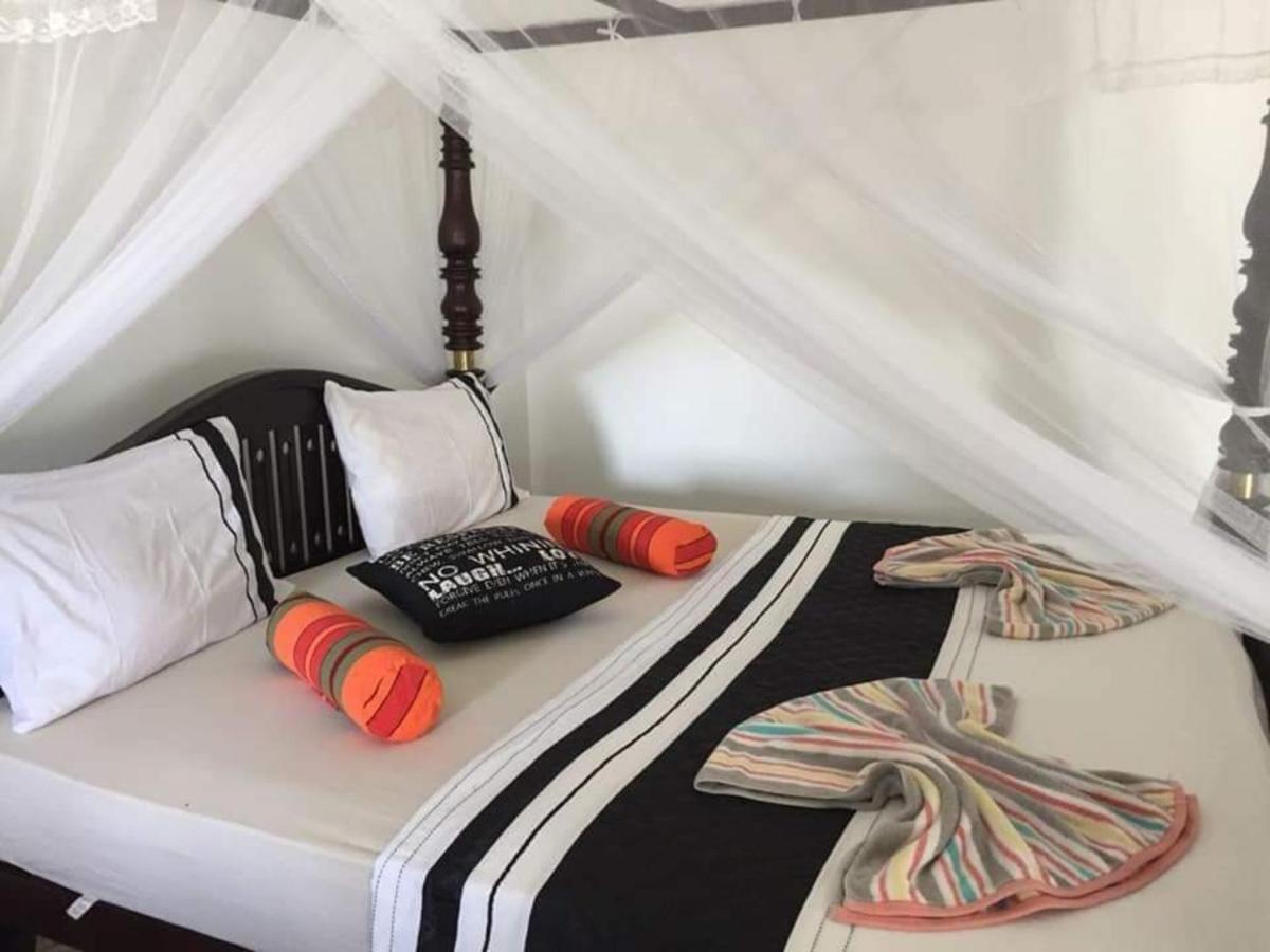 Blue Skies Guest House And Restaurant تانجالي المظهر الخارجي الصورة