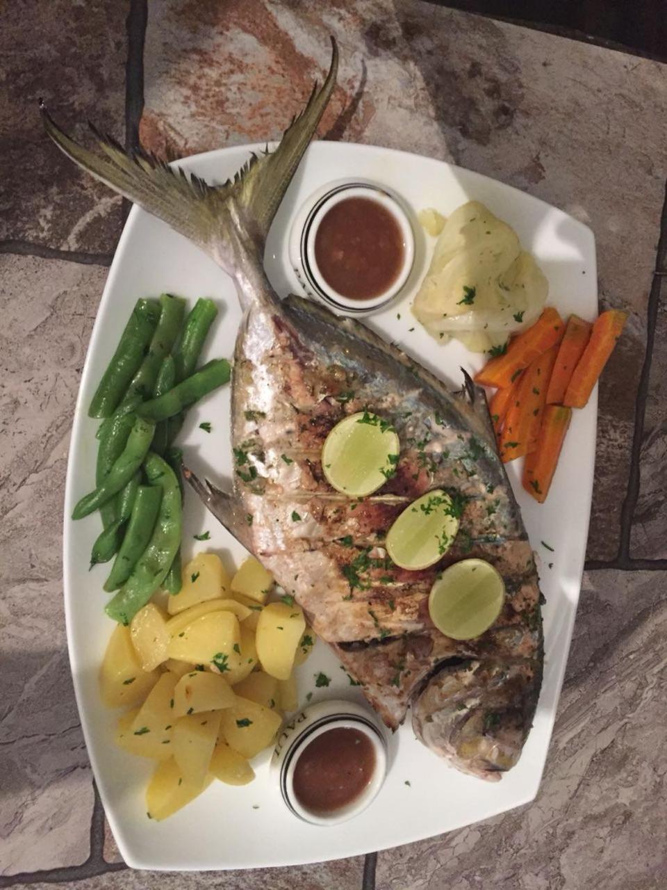 Blue Skies Guest House And Restaurant تانجالي المظهر الخارجي الصورة