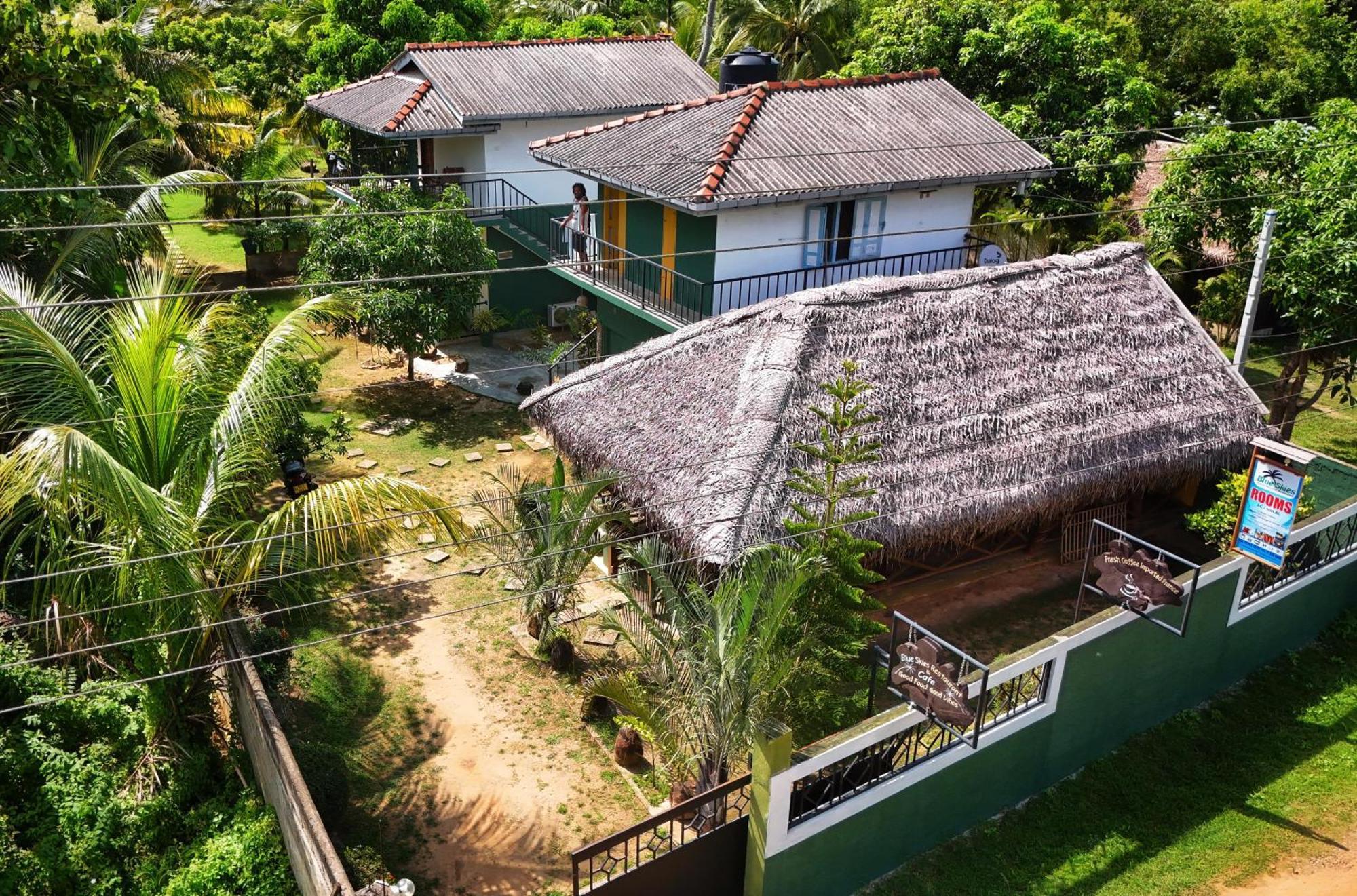 Blue Skies Guest House And Restaurant تانجالي المظهر الخارجي الصورة