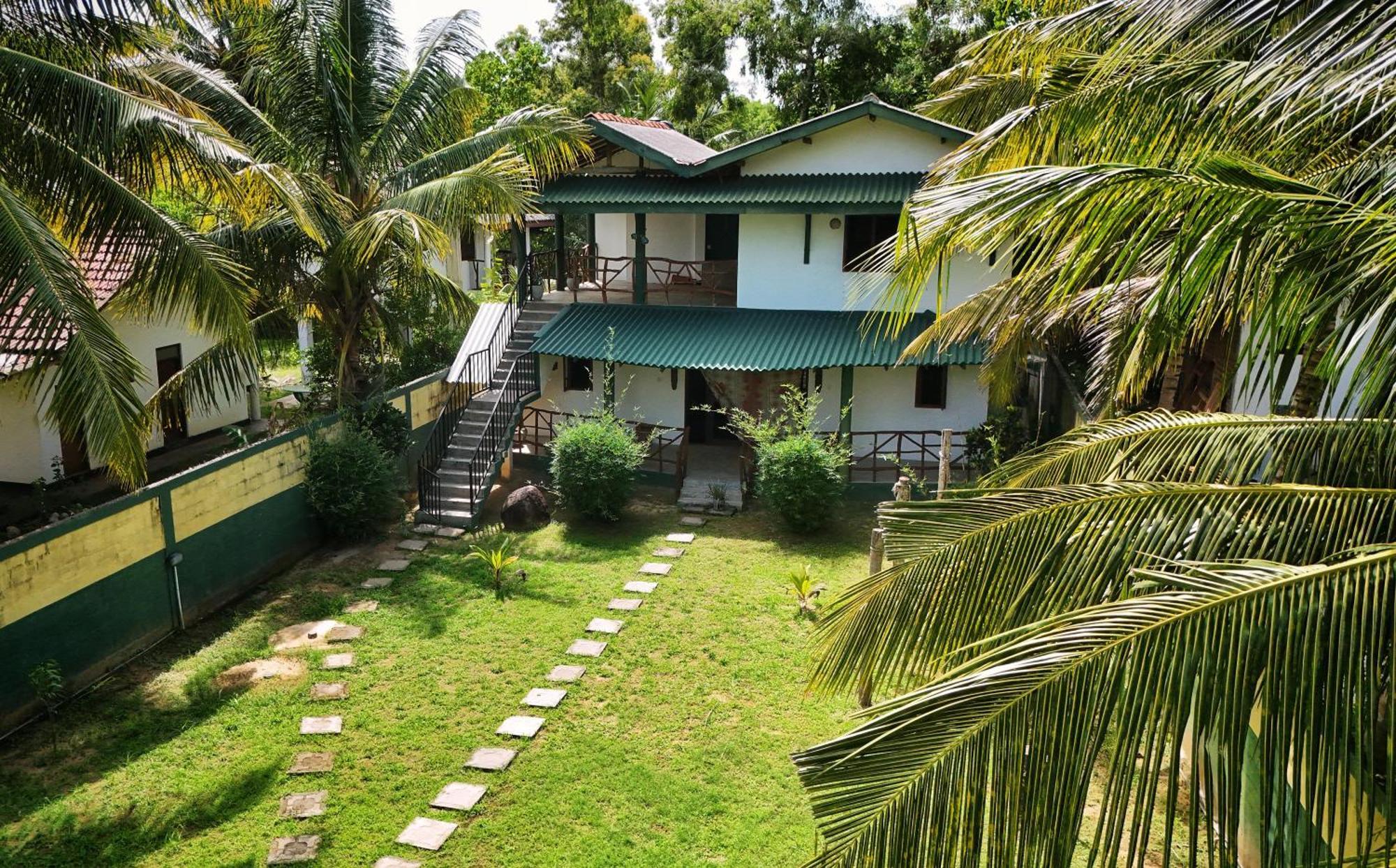 Blue Skies Guest House And Restaurant تانجالي المظهر الخارجي الصورة