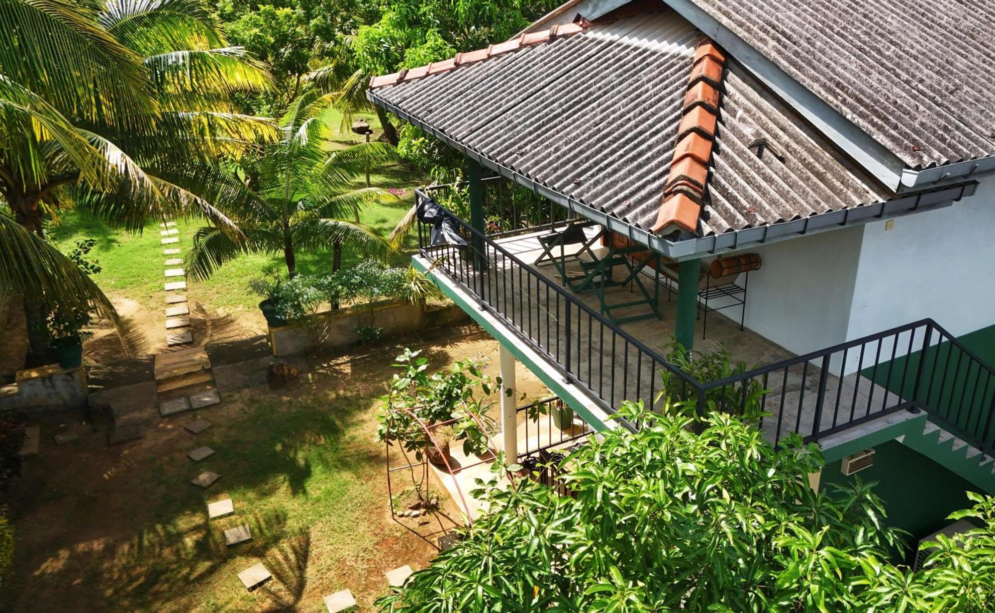 Blue Skies Guest House And Restaurant تانجالي المظهر الخارجي الصورة