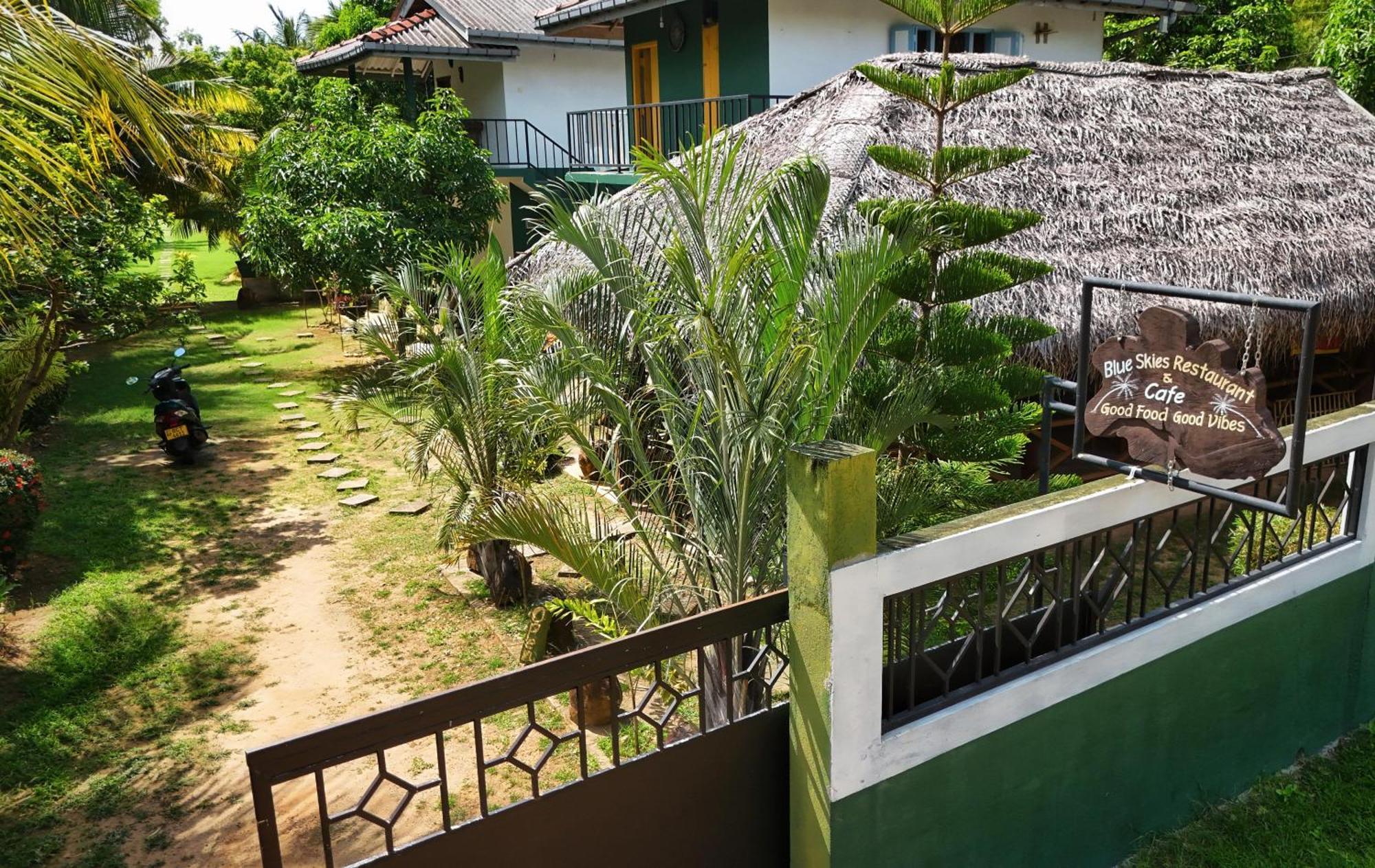 Blue Skies Guest House And Restaurant تانجالي المظهر الخارجي الصورة