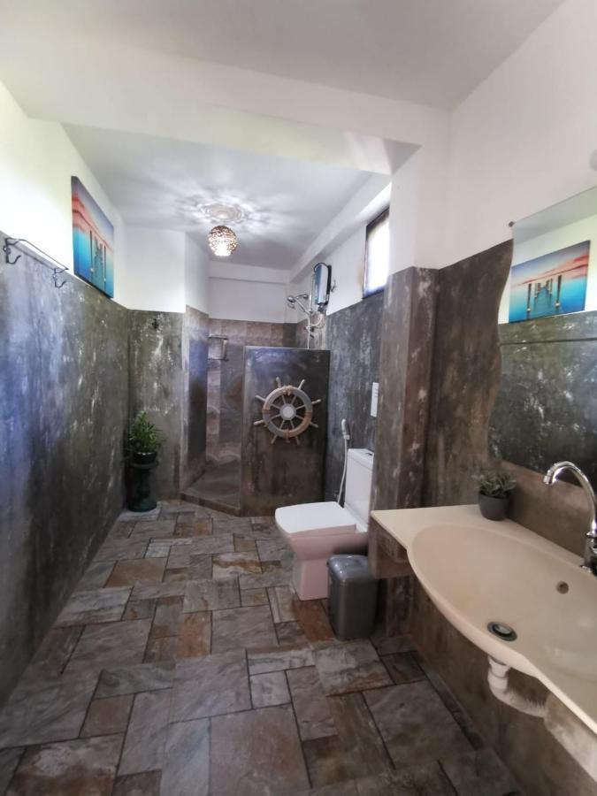 Blue Skies Guest House And Restaurant تانجالي المظهر الخارجي الصورة